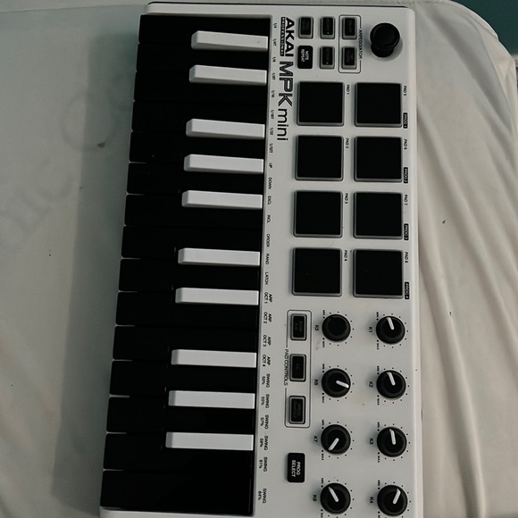 I am selling a midi controller used for music production - Picture 3 of 3